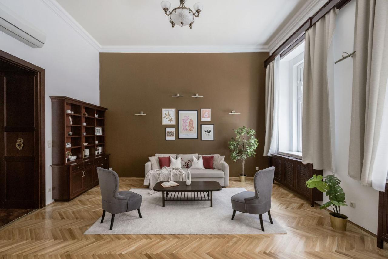 Luxe, Historic Near Downtown Landmarks 19th Century Apartament