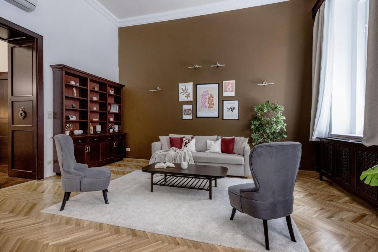Luxe, Historic Near Downtown Landmarks 19th Century Apartament *