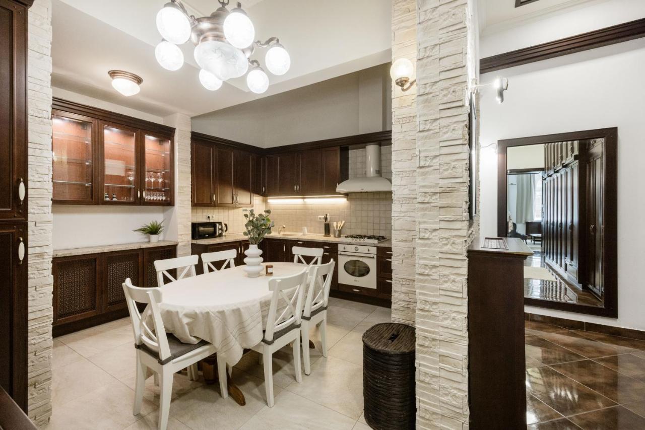 Luxe, Historic Near Downtown Landmarks 19th Century Apartamento Budapeste