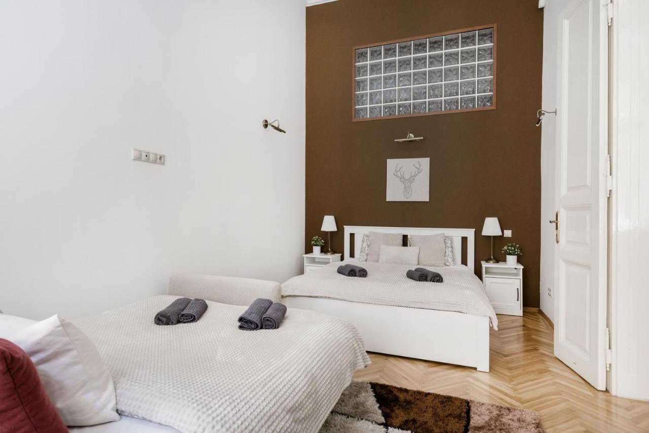 Luxe, Historic Near Downtown Landmarks 19th Century Apartament *