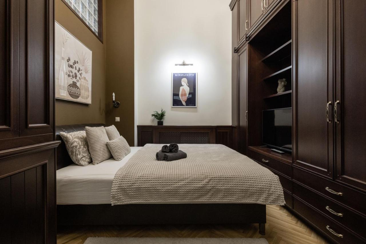 Luxe, Historic Near Downtown Landmarks 19th Century Budapeste