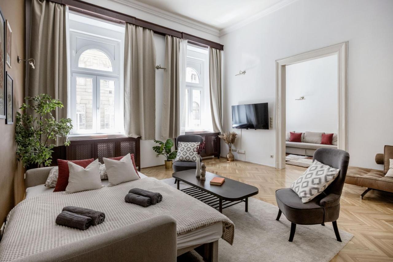 Luxe, Historic Near Downtown Landmarks 19th Century Apartamento Budapeste