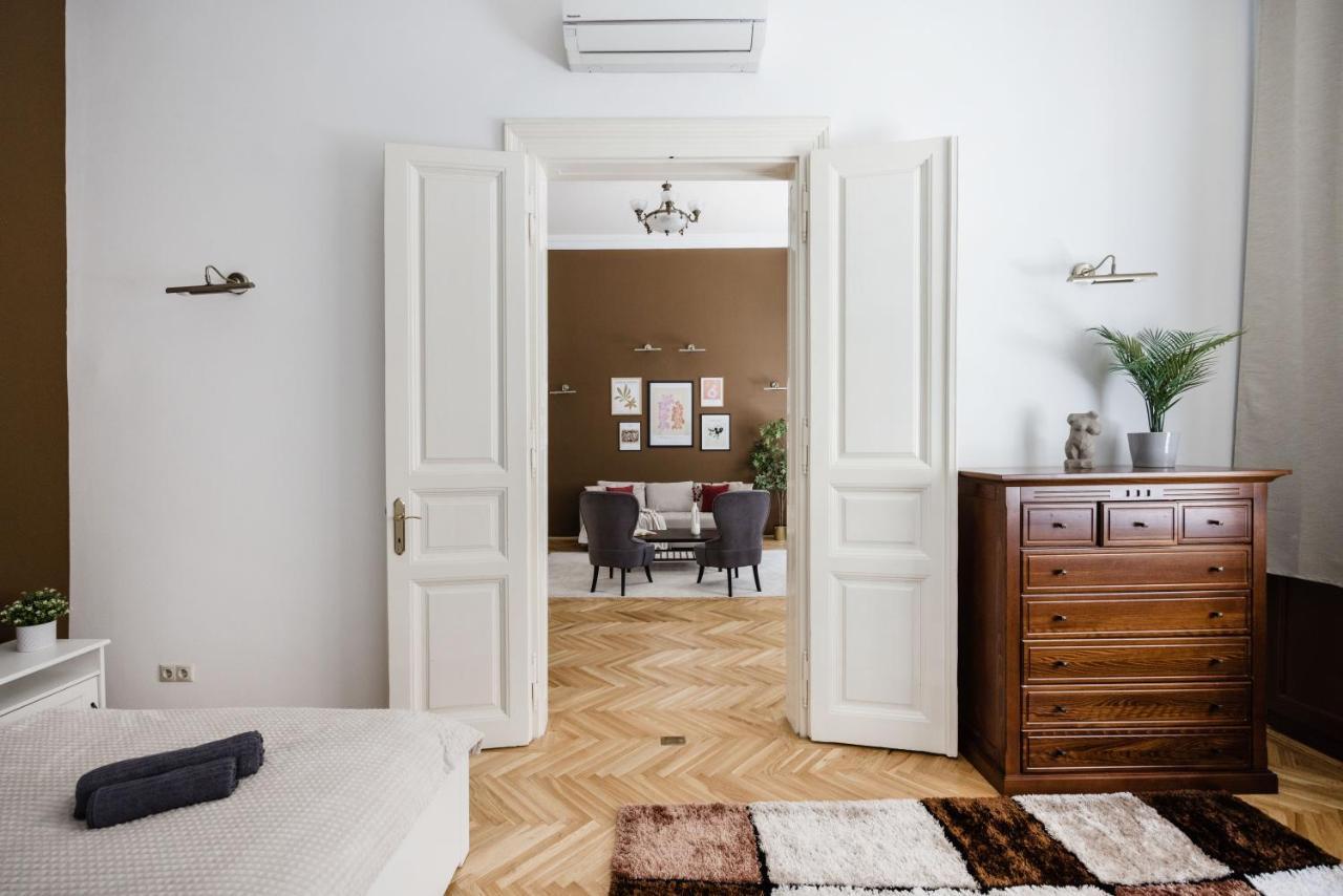 Luxe, Historic Near Downtown Landmarks 19th Century Budapeste